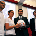 L\'assessore Stefano gallo riceve il pallone firmato dalle atlete