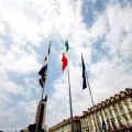 Le bandiere sventolano in piazza Castello