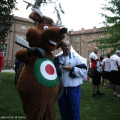 Gli arcieri scherzano con la mascotte M’arco (un cervo con il tricolore sulla pancia che richiama la statua sulla cima della Palazzina di Caccia di Stupinigi)