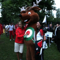 Arciere in posa con la mascotte M’arco