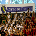 Piccoli atleti formano un tricolore sulle tribune del Ruffini