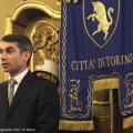 Il Presidente del Consiglio Comunale, Giovanni Maria Ferraris, apre l\'incontro con l\'Arcivescovo Nosiglia