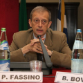 Fassino interviene durante la conferenza stampa