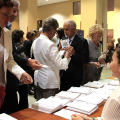 Foyer Auditorium Giovanni Agnelli: distribuzione dei programmi di sala