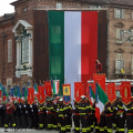 I pompieri schierati in piazza Castello
