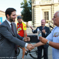 Mennea consegna la borraccia all\'Assessore Enzo Lavolta