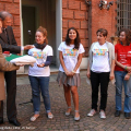 Antonio Saitta e Piero Fassino consegnano ai ragazzi il tricolore appeso a Palazzo Cisterna per i festeggiamenti dell\'Unità d\'Italia