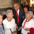 Diego Novelli accolto dalle dipendenti comunali