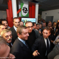Tom Dealessandri, Francesco Profumo e Sergio Marchionne assediati da giornalisti, cameraman e fotografi