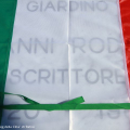 La targa celebrativa coperta dal Tricolore