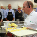 Lo chef Heinz Beck prepara i fagottelli pergola