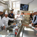 I giornalisti si preparano alla lezione di dolce