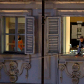 Andrea Loreni osserva la piazza