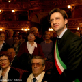L\'Assessore Michele Dell\'Utri posa con gli sposi