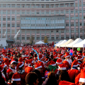 Il raduno dei babbi natale davanti all\'ospedale Regina Mergherita