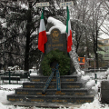 Il Monumento che si trova nel ‘Giardino Dispersi sul Fronte russo 1941-42’ di corso Svizzera all’angolo con via Medici