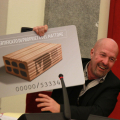 Marco Berry presenta il certificato di proprietà del mattone