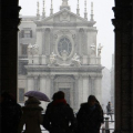Al riparo sotto i portici di via Roma