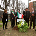 Lo scoprimento della targa. Con la fascia tricolore il presidente del Consiglio comunale Giovanni Maria Ferraris