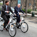 L\'Assessore Lavolta arriva in bici elettrica