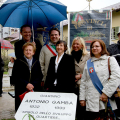 Lo scoprimento della targa con il consigliere Andrea Tronzano a rappresentare la Città (con fascia tricolore), insieme alle altre autorità e ai familiari di Antonio Gamba.