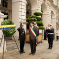 La corona d\'alloro posta davanti Palazzo Civico