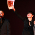 Arisa saluta il pubblico. Il Festival ha inizio