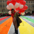 La maestra porta i palloncini