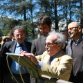 L\'Assessore Enzo Lavolta e Mario Cornelio Levi, presidente della circoscrizione 8 assistono alla lettura delle tabelle descrittive in braille
