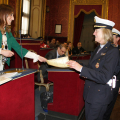 L\'Assessore Giuliana Tedesco consegna le pergamene