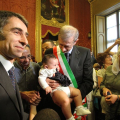 Laila Abdane in braccio al Sindaco