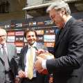 Autografi sulla palla da canestro