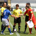 Le capitane si scambiano i gagliardetti