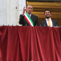 Il Sindaco Fassino e l\'Assessore Stefano Gallo guardano l\'arrivo del corteo storico sotto Palazzo Civico
