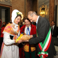 Gianduja e Giacometta consegnano i Pani della Carità al Sindaco