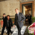 Il Presidente del Consiglio Comunale Giovanni Maria Ferraris e il Sindaco Piero Fassino accompagnano la signora Giorgia, vedova di Sergio Pininfarina, in Sala Rossa