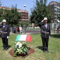 Il tricolore copre la targa dedicata a Claudio Napoleoni