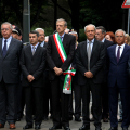 Le autorità durante la deposizione di una corona di alloro al monumento nazionale al Carabiniere