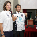 La consegna della maglia all\'Assessore stefano Gallo