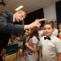 Il Sindaco con i bimbi delle elementari di via Montevideo