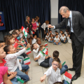 Il Sindaco con i bimbi delle elementari di via Montevideo