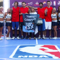 La General Manager di NBA Italia Katia Bassi premia i vincitori della tappa torinese