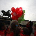 La maestra distribuisce i palloncini