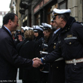 Domenico Mangone saluta gli agenti presenti alla cerimonia