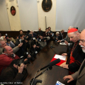 I fotografi accalcati sotto il tavolo della conferenza