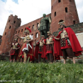 I centurioni posano davanti alle Porte Palatine e a Cesare Augusto