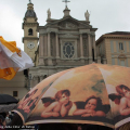 La piazza sfida la pioggia