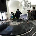 Musica dal vinile all\'inaugurazione di Truly Design