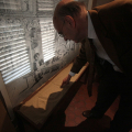 Pompeo Vagliani scrive \"a dito\"