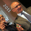 Roberto Vecchioni e Antonio saitta col bracciale tricolore